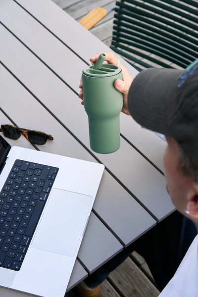 Eva Trio Sip'n'Go termohrnek s brčkem 0,6 l Green Goddess, zelený nerezový tumbler na studené nápoje do auta i ke kočárku
