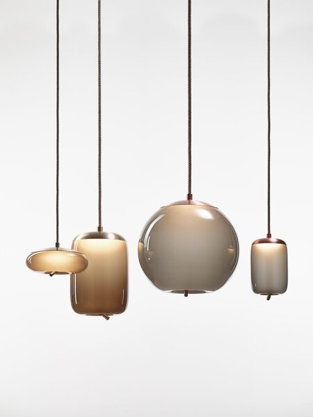 Brokis Designové závěsné svítidlo Knot Cilindro Small, PC1034 Barva skla: Transparentní číré sklo, Povrchová úprava baldachýnu: Mosaz, Povrch reflektoru: Mosaz