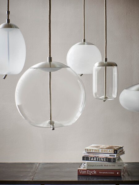 Brokis Designové závěsné svítidlo Knot Cilindro Small, PC1034 Barva skla: Transparentní číré sklo, Povrchová úprava baldachýnu: Mosaz, Povrch reflektoru: Mosaz