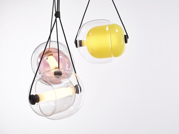 Brokis Designové závěsné svítidlo Capsula Triangle PC943 Barva vnitřního skla: Šedá kouřová - transparentní sklo, Barva vnějšího skla: Transparentní sklo, Baldachýn: Kov - černý matný komaxit