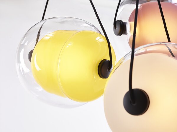 Brokis Designové závěsné svítidlo Capsula Triangle PC943 Barva vnitřního skla: Šedá kouřová - transparentní sklo, Barva vnějšího skla: Transparentní sklo, Baldachýn: Kov - černý matný komaxit