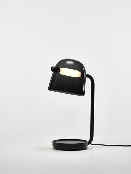 Stolní lampa Brokis Mona small table PC950, 2700K Kabel: Textilní bílý, Povrch Montury: Černý matný komaxit, Barva skla: Transparentní číré sklo