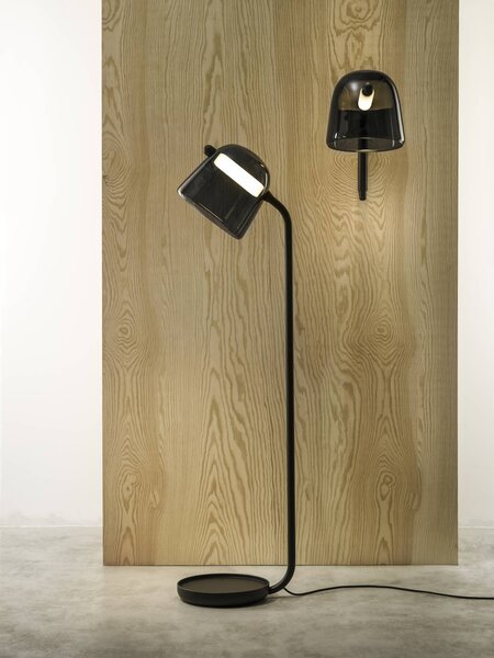 Stojací lampa Brokis Mona medium PC980, 2700K Kabel: Textilní bílý, Povrch Montury: Černý matný komaxit, Barva skla: Transparentní číré sklo
