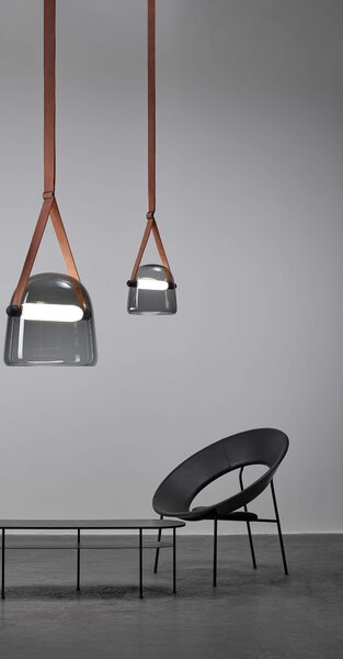 Závěsné svítidlo Brokis Mona medium PC979, 2700K Povrch Montury: Stříbrný elox, Barva skla: Transparentní číré sklo, Popruhy: popruhy - kožené - černý (GINT792)