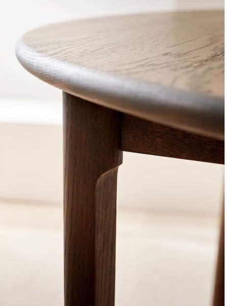 Hnědý kulatý rozkládací jídelní stůl z dubového dřeva ø 120 cm Noor – Hammel Furniture