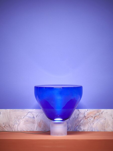 Designová stolní lampa Brokis Lightline S, PC972 Barva skla: Transparentní číré sklo, BARVA SPODNÍ ČÁSTI SKLA: transparentní sklo, POVRCHOVÁ ÚPRAVA SPODNÍ ČÁSTI SKLA: lesklý povrch skloviny