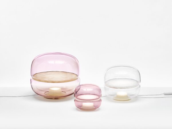 Designová stolní lampa Brokis Macaron S, PC1038 Barva skla: Transparentní číré sklo, Základna: Dub evropský - bíle mořený (CSFB1575), Disk: BROKISGLASS - kouřově šedá mat (CSOP1577)