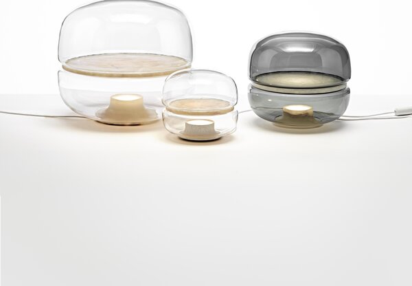 Designová stolní lampa Brokis Macaron S, PC1038 Barva skla: Transparentní číré sklo, Základna: Dub evropský - bíle mořený (CSFB1575), Disk: BROKISGLASS - kouřově šedá mat (CSOP1577)