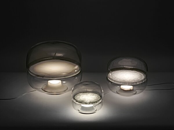 Designová stolní lampa Brokis Macaron S, PC1038 Barva skla: Transparentní číré sklo, Základna: Dub evropský - bíle mořený (CSFB1575), Disk: BROKISGLASS - kouřově šedá mat (CSOP1577)
