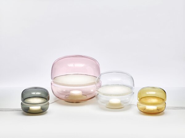 Designová stolní lampa Brokis Macaron S, PC1038 Barva skla: Transparentní číré sklo, Základna: Dub evropský - bíle mořený (CSFB1575), Disk: BROKISGLASS - kouřově šedá mat (CSOP1577)