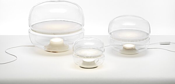 Designová stolní lampa Brokis Macaron S, PC1038 Barva skla: Transparentní číré sklo, Základna: Dub evropský - bíle mořený (CSFB1575), Disk: BROKISGLASS - kouřově šedá mat (CSOP1577)