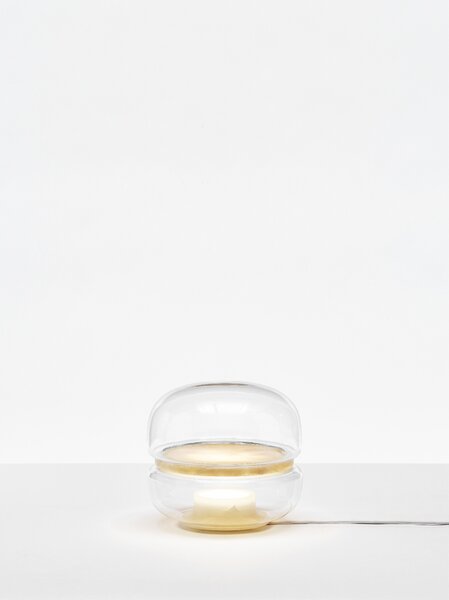 Designová stolní lampa Brokis Macaron S, PC1038 Barva skla: Transparentní číré sklo, Základna: Dub evropský - bíle mořený (CSFB1575), Disk: BROKISGLASS - kouřově šedá mat (CSOP1577)