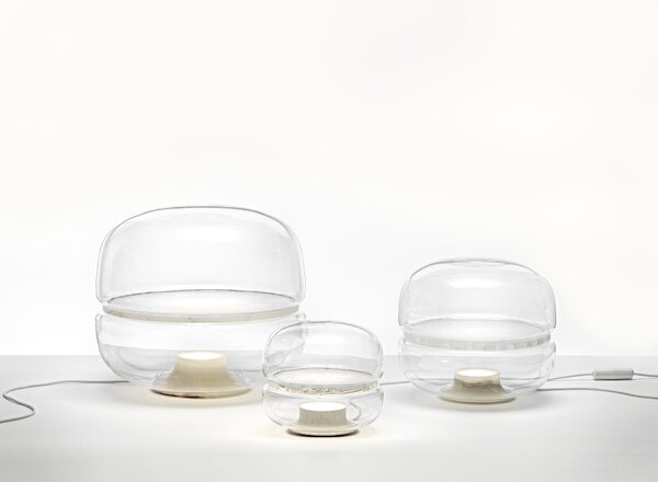 Designová stolní lampa Brokis Macaron S, PC1038 Barva skla: Transparentní číré sklo, Základna: Dub evropský - bíle mořený (CSFB1575), Disk: BROKISGLASS - kouřově šedá mat (CSOP1577)
