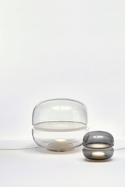 Designová stolní lampa Brokis Macaron S, PC1038 Barva skla: Transparentní číré sklo, Základna: Dub evropský - bíle mořený (CSFB1575), Disk: BROKISGLASS - kouřově šedá mat (CSOP1577)