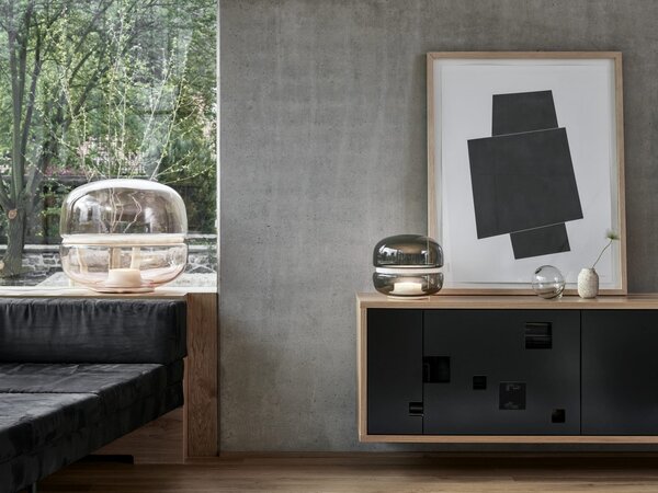 Designová stolní lampa Brokis Macaron S, PC1038 Barva skla: Transparentní číré sklo, Základna: Dub evropský - bíle mořený (CSFB1575), Disk: BROKISGLASS - kouřově šedá mat (CSOP1577)