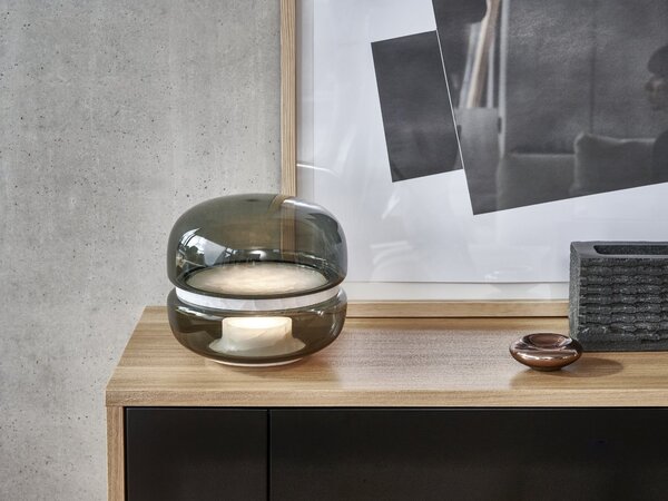 Designová stolní lampa Brokis Macaron S, PC1038 Barva skla: Transparentní číré sklo, Základna: Dub evropský - bíle mořený (CSFB1575), Disk: BROKISGLASS - kouřově šedá mat (CSOP1577)