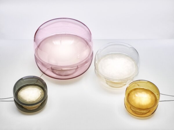 Designová stolní lampa Brokis Macaron S, PC1038 Barva skla: Transparentní číré sklo, Základna: Dub evropský - bíle mořený (CSFB1575), Disk: BROKISGLASS - kouřově šedá mat (CSOP1577)
