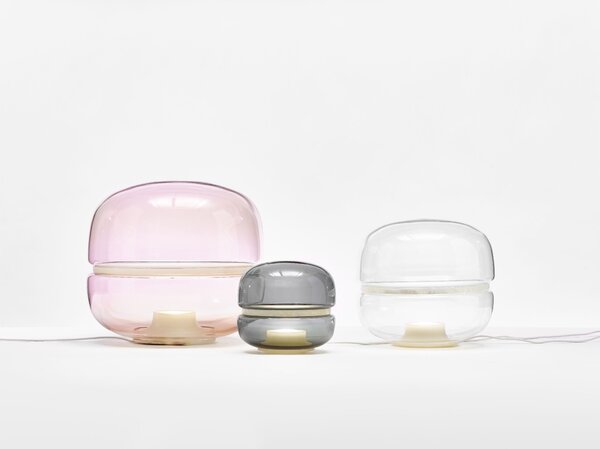 Designová stolní lampa Brokis Macaron S, PC1038 Barva skla: Transparentní číré sklo, Základna: Dub evropský - bíle mořený (CSFB1575), Disk: BROKISGLASS - kouřově šedá mat (CSOP1577)