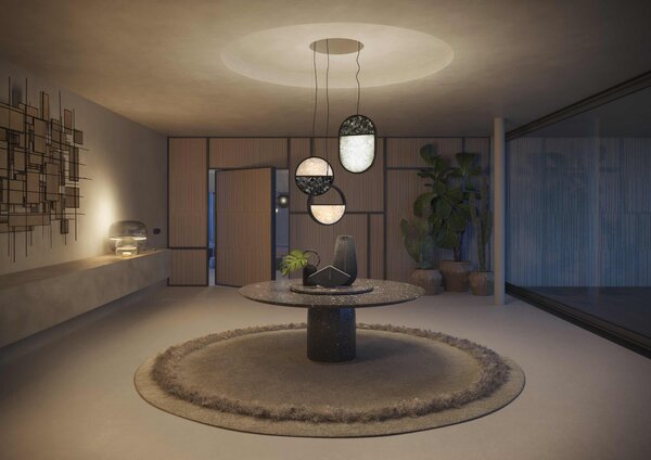 Designová stolní lampa Brokis Macaron L, PC1040 Barva skla: Šedá kouřová - transparentní sklo, Základna: Dub evropský - bíle mořený (CSFB1575), Disk: BROKISGLASS - kouřově šedá mat (CSOP1577)