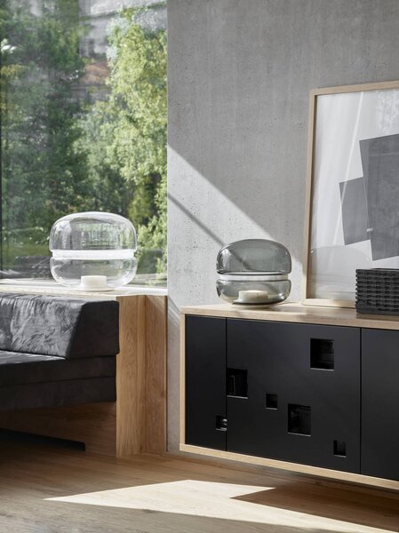 Designová stolní lampa Brokis Macaron M, PC1039 Barva skla: Šedá kouřová - transparentní sklo, Základna: Dub evropský - bíle mořený (CSFB1575), Disk: BROKISGLASS - kouřově šedá mat (CSOP1577)