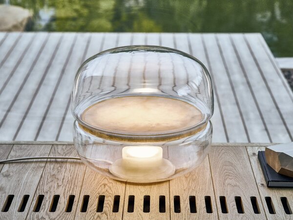 Designová stolní lampa Brokis Macaron M, PC1039 Barva skla: Šedá kouřová - transparentní sklo, Základna: Dub evropský - bíle mořený (CSFB1575), Disk: BROKISGLASS - kouřově šedá mat (CSOP1577)