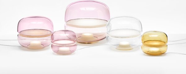 Designová stolní lampa Brokis Macaron L, PC1040 Barva skla: Šedá kouřová - transparentní sklo, Základna: Dub evropský - bíle mořený (CSFB1575), Disk: BROKISGLASS - kouřově šedá mat (CSOP1577)