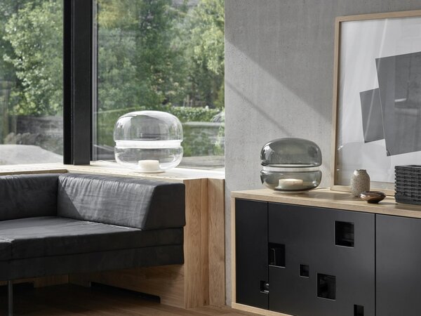Designová stolní lampa Brokis Macaron M, PC1039 Barva skla: Šedá kouřová - transparentní sklo, Základna: Dub evropský - bíle mořený (CSFB1575), Disk: BROKISGLASS - kouřově šedá mat (CSOP1577)