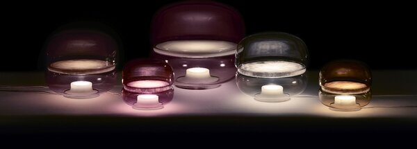Designová stolní lampa Brokis Macaron L, PC1040 Barva skla: Šedá kouřová - transparentní sklo, Základna: Dub evropský - bíle mořený (CSFB1575), Disk: BROKISGLASS - kouřově šedá mat (CSOP1577)