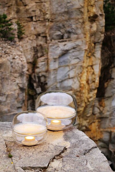 Designová stolní lampa Brokis Macaron L, PC1040 Barva skla: Šedá kouřová - transparentní sklo, Základna: Dub evropský - bíle mořený (CSFB1575), Disk: BROKISGLASS - kouřově šedá mat (CSOP1577)