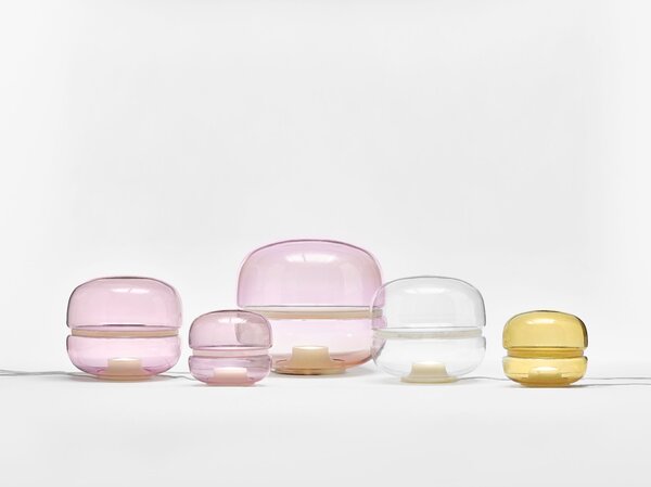 Designová stolní lampa Brokis Macaron L, PC1040 Barva skla: Šedá kouřová - transparentní sklo, Základna: Dub evropský - bíle mořený (CSFB1575), Disk: BROKISGLASS - kouřově šedá mat (CSOP1577)