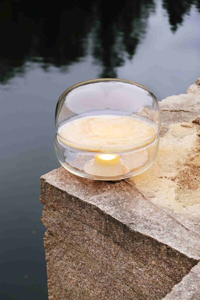 Designová stolní lampa Brokis Macaron L, PC1040 Barva skla: Šedá kouřová - transparentní sklo, Základna: Dub evropský - bíle mořený (CSFB1575), Disk: BROKISGLASS - kouřově šedá mat (CSOP1577)
