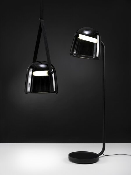 Stojací lampa Brokis Mona large PC949, 2700K Povrch Montury: Černý matný komaxit, Barva skla: Transparentní číré sklo