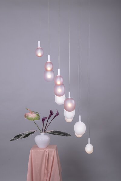 Brokis LED Závěsné svítidlo Ivy Single L, PC1217 ø 11,9 cm Povrch Montury: kov - bílý matovaný komaxit se strukturou, Barva skla: Triplex opál, Povrch baldachýnu: kov - bílý matovaný komaxit se strukturou