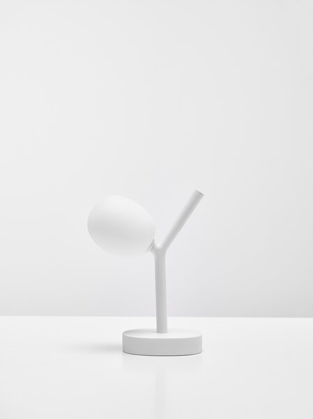 Brokis Stolní lampa Ivy Battery PC1233 Povrch Montury: kov - bílý matovaný komaxit se strukturou, Barva skla: Šedá kouřová - transparentní sklo, Barva el. vedení: kabel stříbrný nabíjecí USB 2/USB-C, 5V