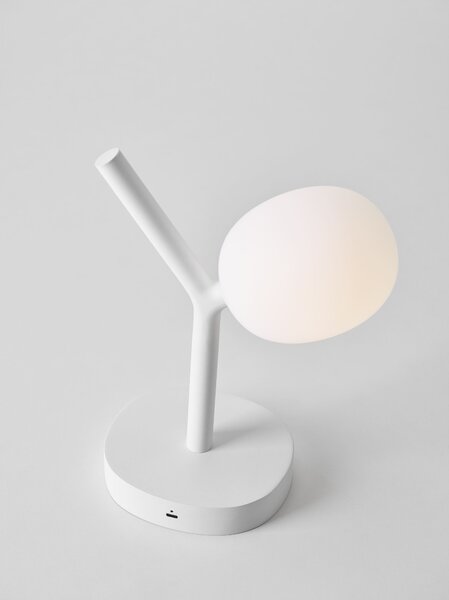 Brokis Stolní lampa Ivy Battery PC1233 Povrch Montury: kov - bílý matovaný komaxit se strukturou, Barva skla: Šedá kouřová - transparentní sklo, Barva el. vedení: kabel stříbrný nabíjecí USB 2/USB-C, 5V
