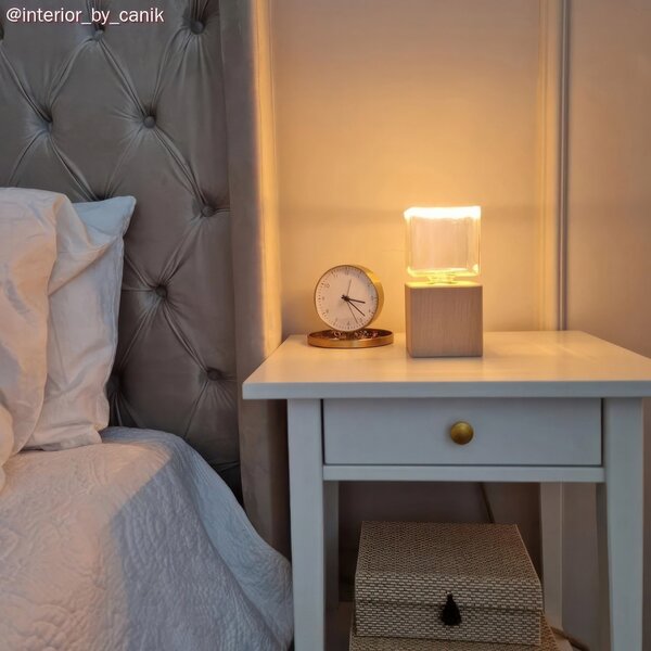 Creative cables Posaluce cubetto, naše dřevěná stolní lampa s textilním kabelem, in-line vypínačem a dvoupólovou zástrčkou Barva: Neutrální