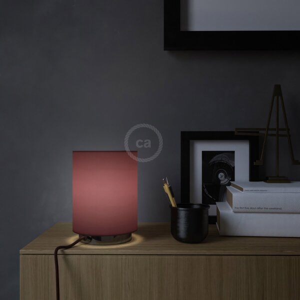 Creative cables Posaluce, kovové svítidlo s bordó plátěným válcovým stínidlem, textilním kabelem, in-line vypínačem a 2-pólovou zástrčkou Barva: Černá perleť-bordo