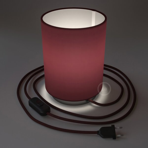 Creative cables Posaluce, kovové svítidlo s bordó plátěným válcovým stínidlem, textilním kabelem, in-line vypínačem a 2-pólovou zástrčkou Barva: Černá perleť-bordo