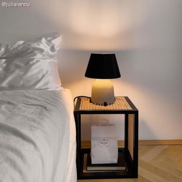 Creative cables Keramická stolní lampa vaso se stínidlem Impero, s textilním kabelem, vypínačem a dvoupólovou zástrčkou Barva: Efekt beton-černá