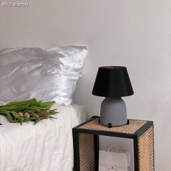 Creative cables Keramická stolní lampa vaso se stínidlem Impero, s textilním kabelem, vypínačem a dvoupólovou zástrčkou Barva: Efekt beton-černá