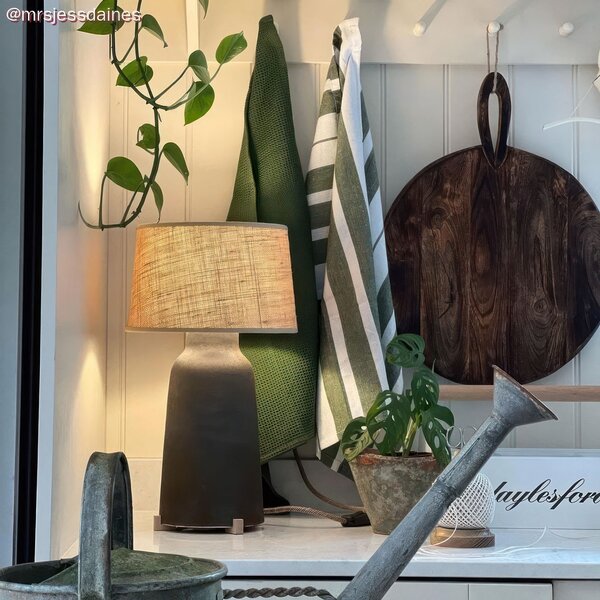 Creative cables Keramická stolní lampa bottiglia se stínidlem Athena, s textilním kabelem, vypínačem a dvoupólovou zástrčkou Barva: Zelená strukturovaná-bílá