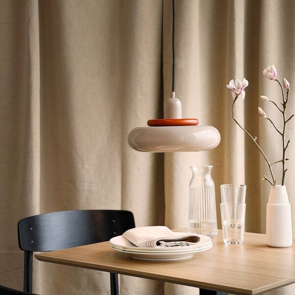 Dyberg Larsen Závěsné světlo Planet Mini, béžové, Ø 27 cm, kov, stmívatelný, Krémová / jantar, Obývací pokoj / jídelna, kov, Design