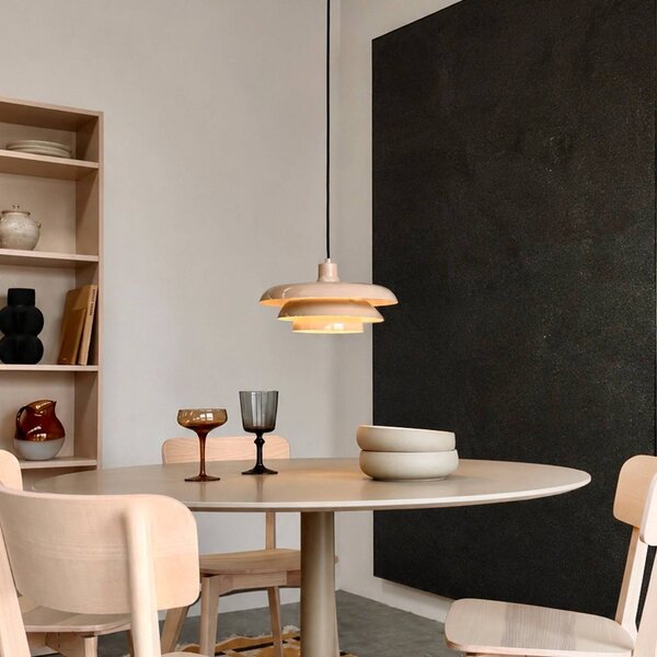Dyberg Larsen Závěsné světlo Ava, béžové, kov, Ø 31 cm, stmívatelný, Krémová / jantar, Obývací pokoj / jídelna, kov, Design