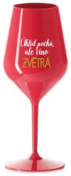 ÚKLID POČKÁ, ALE VÍNO ZVĚTRÁ - červená nerozbitná sklenička na víno 470 ml