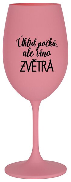 ÚKLID POČKÁ, ALE VÍNO ZVĚTRÁ - růžová sklenice na víno s textem 350 ml