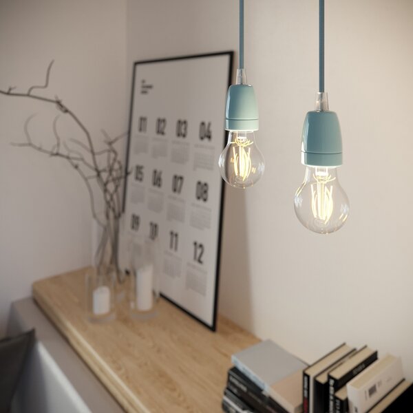 Creative cables Závěsná lampa s textilním kabelem a barevnými detaily z porcelánu Barva: Zelená