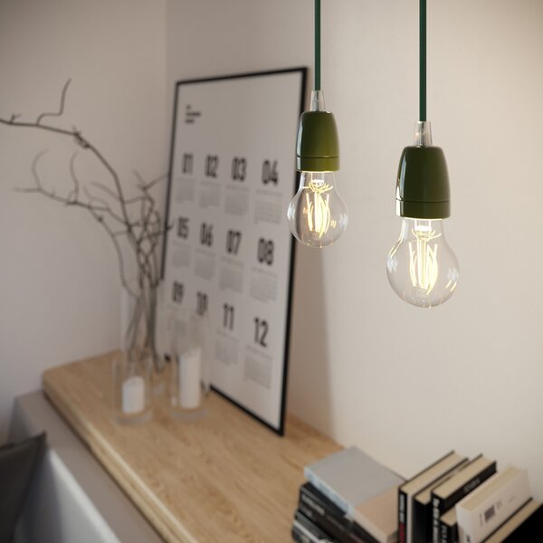 Creative cables Závěsná lampa s textilním kabelem a barevnými detaily z porcelánu Barva: Zelená