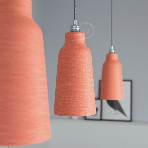 Creative cables Závěsná lampa s textilním kabelem, keramickým stínidlem tvaru lahve s kovovými detaily Barva: Modrá strukturovaná-bílá