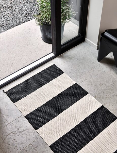 Černo-bílý vnitřní a venkovní koberec 140x180 cm Bob Black Vanilla – Pappelina