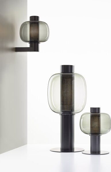 Venkovní i interiérová designová lampa Brokis Bonbori Wall up PC1251, IP44 Povrch Montury: kov - černý matný komaxit (CCS846), Barva skla: šedá kouřová - transparentní sklo (CGC516), Stmívání: TRIAC - STANDARDNÍ VERZE (CEDV2865)